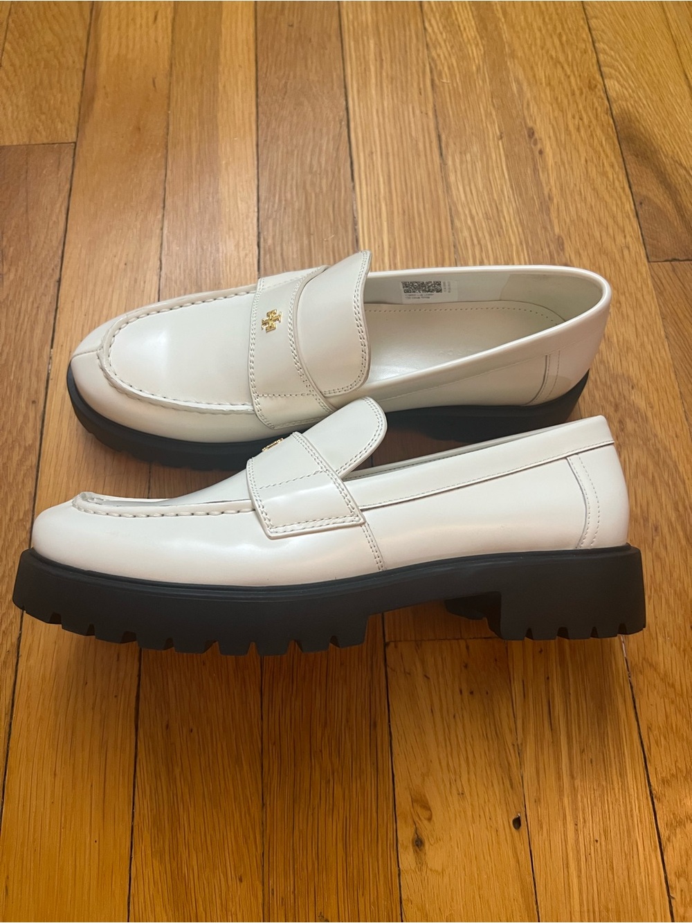 Tory Burch Classic Leather Lug Loafer In White And Gold Size: 7